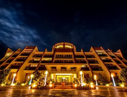 نمای زیبا در شب هتل نارنجستان محمودآباد 516321632162362