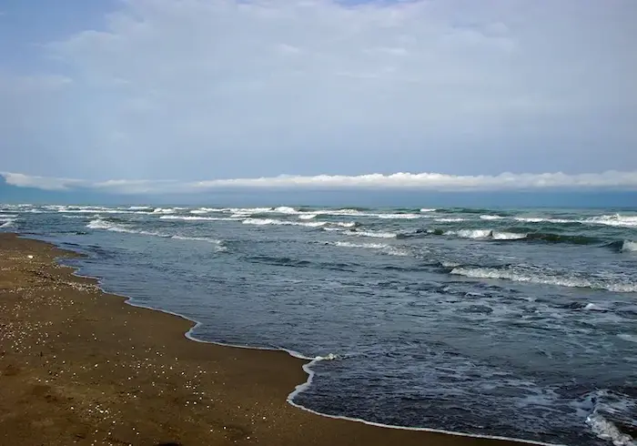 برخورد امواج ارام به شن های ساحل دریای محمود آباد 7744355
