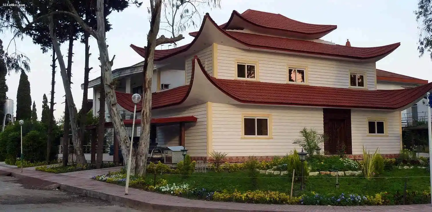 ویلا دوبلکس با سقف نمای چینی با باغچه های سبر و رنگارنگ 521212544