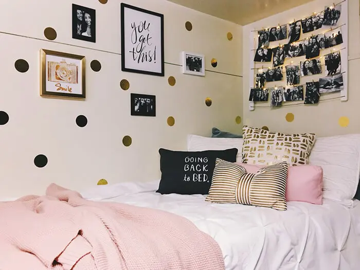 تخت خواب با روتختی سفید و کوسن های رنگی و تزیین دیوار با قاب عکس و نور پردازی با LED اتاق خواب 95654