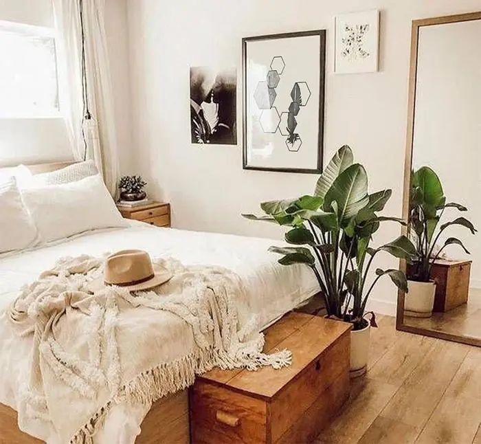تخت با روتختی سفید و آیینه قدی و گیاه طبیعی در اتاق خواب 541541