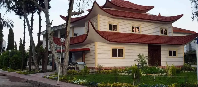ویلا دوبلکس با سقف نمای چینی با باغچه های سبر و رنگارنگ 521212544