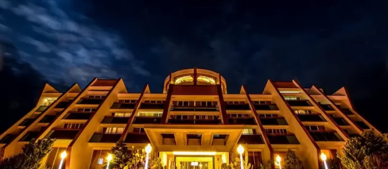 نمای زیبا در شب هتل نارنجستان محمودآباد 516321632162362